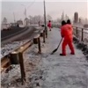 В Красноярске из-за мороза дороги покрылись тонкой пленкой льда. Их снова засыпали «Бионордом» (видео)