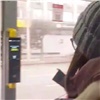«Теперь без кондуктора»: в красноярских автобусах ставят стационарные терминалы для оплаты проезда (видео)