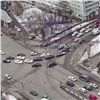 В Красноярске свадебный кортеж грубо нарушил правила движения: перекрывал дорогу и дрифтовал на перекрестке (видео)