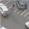 На перекрёстке в центре Красноярска Toyota сбила бабушку, которая шла на «зелёный» (видео)