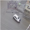 В центре Красноярска иномарка сбила перебегавшую через дорогу женщину (видео)