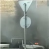 На Партизана Железняка в Красноярске на ходу загорелся УАЗ (видео)