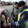 Дорожные полицейские дарили красноярским женщинам розы в обмен на обещание не использовать гаджеты за рулем