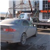 «Исчезла средь бела дня с парковки»: приставы выследили машину красноярской должницы и забрали ее (видео)