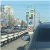 К обеду первого дня самоизоляции машины заполонили главные улицы Красноярска