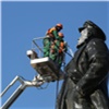 В Красноярске очистили памятник Ленину