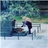 В Зеленой Роще две девушки украли цветы от памятника ветерану войны (видео)