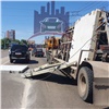 В Красноярске свалившаяся с КамАЗа бетонная плита повредила внедорожник