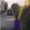 7-летняя девочка выбежала на дорогу из-за деревьев и попала под машину в Ачинске (видео)