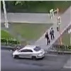 В Сосновоборске водитель сбил девочку, поговорил с ней и уехал: теперь могут лишить прав (видео)