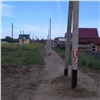 Жителям окраины Сосновоборска начали проводить электричество и вкопали столбы посреди дороги