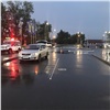 Самоуверенный юный велосипедист угодил под машину на парковке у гипермаркета в Красноярске