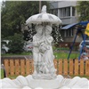 Во дворе Железнодорожного района Красноярска появился фонтан в виде влюблённой пары