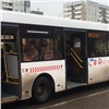 Четыре автобуса в Красноярске назвали позорными за езду мимо остановок и с открытыми дверями (видео)