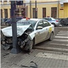 Кроссовер вылетел на тротуар в центре Красноярска после столкновения с машиной такси
