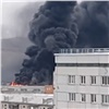 На Тотмина горит здание. Черный столб дыма видно издалека (видео)
