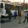 В Красноярске мужчина разбил стеклянную дверь в автобусе и попал в больницу после нокаута от водителя (видео)