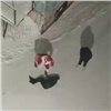 Полицейские нашли Деда Мороза, который жестоко избил мужчину в Норильске (видео)