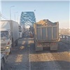 На «Путинском мосту» под Красноярском из грузовика высыпались камни и повредили машины (видео)