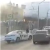 В Красноярске автоинструктор за раз грубо нарушил несколько ПДД (видео)