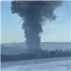 В пригороде Красноярска полыхает производственный цех: эвакуировались 40 человек (видео)