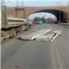 В центре Красноярска из грузовика на дорогу выпала бетонная плита 