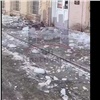 В Красноярске упавшая с крыши глыба льда едва не задавила пешеходов (видео)
