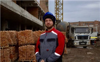 «Весь мир как на ладони»: красноярский крановщик о работе на высоте 80 метров 