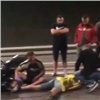 На Северном шоссе мотоциклист врезался в попутный КамАЗ и погиб. Его пассажир в больнице (видео)