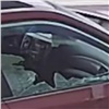 Молодые хулиганы обстреляли машины на парковке в красноярском Преображенском (видео)