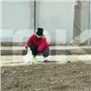 Красноярка во время прогулки с детьми «ремонтирует» дорогу (видео)