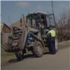Ездивший по селу под Красноярском пьяный тракторист попался полиции (видео)