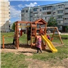 Качели, горка и скалодром: волонтеры Богучанской ГЭС установили детскую площадку в одном из дворов Кодинска