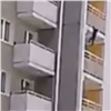 В Ангарске очевидец спас повисшего на балконе шестого этажа трехлетнего ребенка (видео)