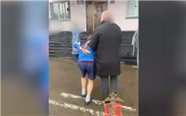 Подозреваемый по делу об избиении матери и сына в Подгорном принес извинения (видео)