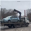 Из центра Красноярска массово эвакуируют машины нарушителей парковки (видео)