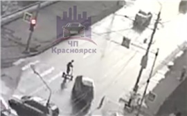 «С открытием сезона!»: в Красноярске самокатчик грубо нарушил ПДД и попал под машину