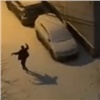 В красноярском Северном неадекват пинал припаркованные во дворе авто (видео)