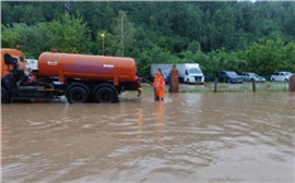 Затяжной дождь подтопил Красноярск: на дороги вывели откачивающую технику