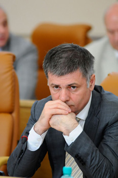 Разим Абасов знает, как решить проблему нехватки мест в детских садах