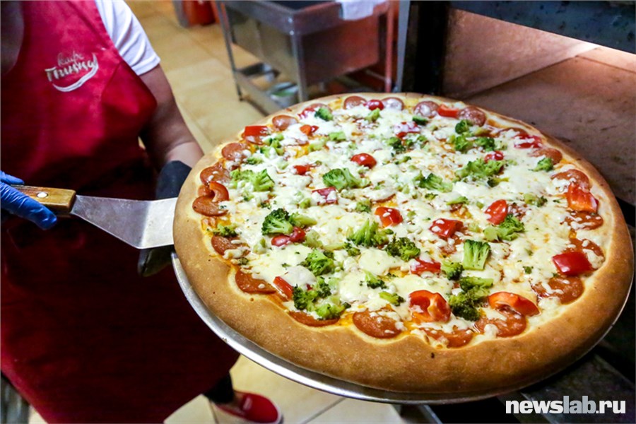 Pizza Hut's Deal, Meat Lovers With Extra Sauce And Mushrooms for only $9.99 - Yo