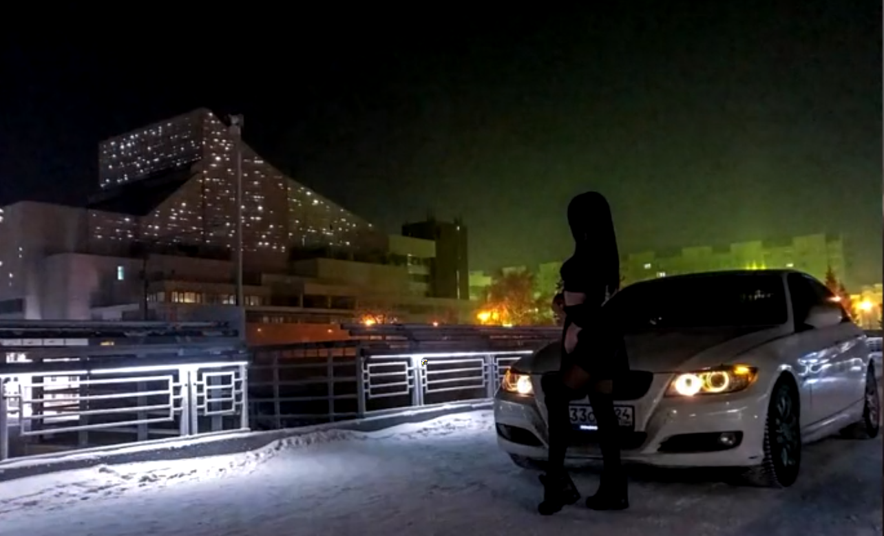 Около х. Машина зимой. BMW мажорка. Красноярск зимой машины. Фотосессия на пешеходном мосту.